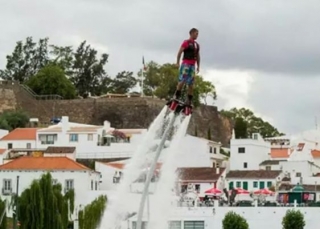 impulsandose desde el agua mientras practica flyboard.jpg